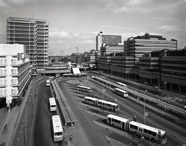 815077 Overzicht van het Stationsplein met het streekbusstation te Utrecht vanuit het zuiden. Op de achtergrond ...